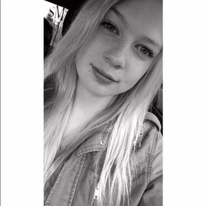 Meet your Posher, Larissa